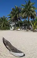 Kanu am Strand von Manambato