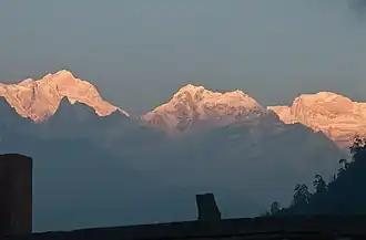 Manaslu (links), Thulagi Chuli (dunkle Kontur unter dem Manaslu), Ngadi Chuli (Mitte) und Himal Chuli (rechts)
