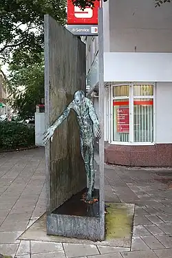 Mann aus der Enge hervortretend (2007), Kreuzung Lenbachstraße, Holsterhausen Essen