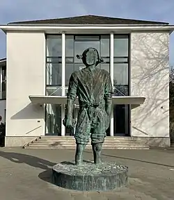 Mann ohne Gesicht (2018) vor dem Malkasten Düsseldorf