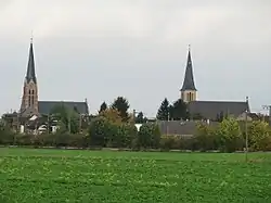 Ortsansicht von Südosten, links die Johannes-Calvin-Kirche, rechts St. Bonifatius.