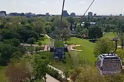 Die beiden Seilbahnstationen „Spinelli“ (links) und „Luisenpark“ (rechts).