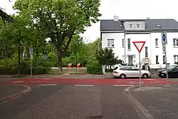 Mannheim: Zur besseren Verdeutlichung des Vorrangs als Fahrradstraße wurden die Einmündungsbereiche der Karl-Ladenburg-Straße rot markiert