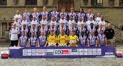 Mannschaftsfoto des VfL Osnabrück Saison 2025/26 vor dem historischen Rathaus in Osnabrück.