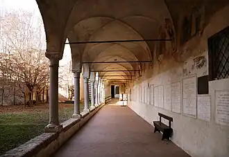 Kreuzgang mit Grabplatten