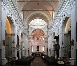 Kirchenschiff mit Chor und Apsis