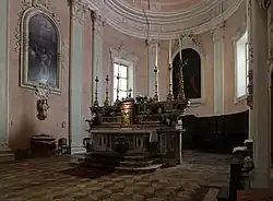 Hauptaltar und Apsis