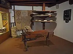 Historische Ausstattung einer Munsterkäserei mit Käsewanne und Reifegestell