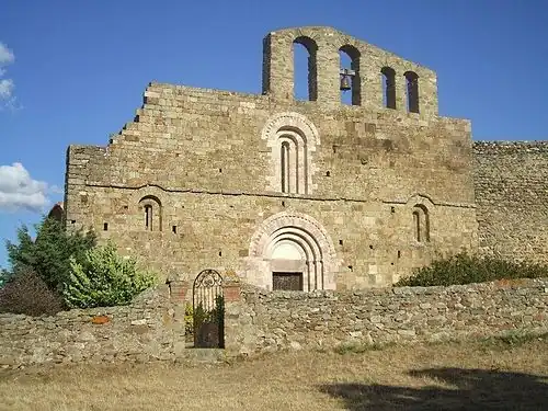 Durch Wülste verkröpfte Fassadenfenster