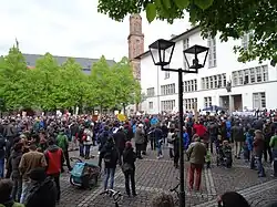 More than 1000 people at the March for Science in Heidelberg 2017 in front of the „Neue Universität“.