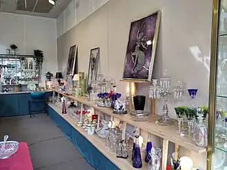 Stand mit Glasobjekten im Marché Antica