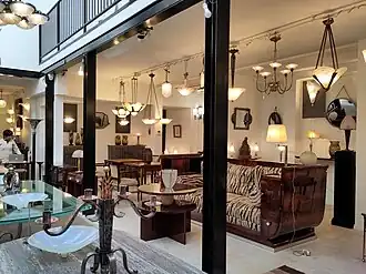 Stand mit antiken Möbeln im vornehmen Marché Biron