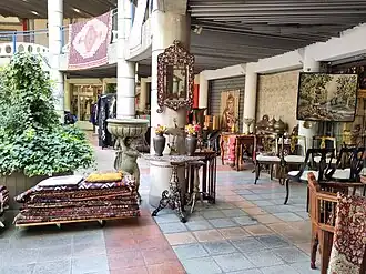 Möbel und Haushaltsgegenstände im Marché Malassis