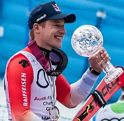 Marco Odermatt mit der kleinen Kugel, die er für den Gewinn der Riesenslalom-Wertung 2022/23 erhalten hat