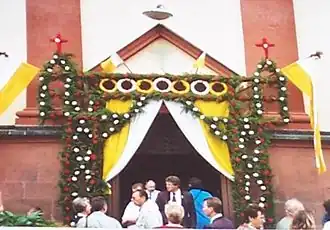 Ehrenpforte an der Kirche Mardorf, 2003