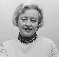 Margaret Burbidge im Alter von 52 Jahren, von vorn frontal ab Brustkorb im hellem Pullover und mit gemustertem Halstuch (Schwarzweiß-Foto).