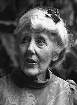 Schwarz-weiß Porträt von Margaret Mee