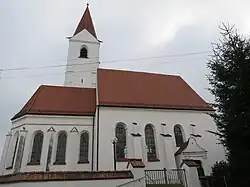 Eingang zum Friedhof und zur Kirche