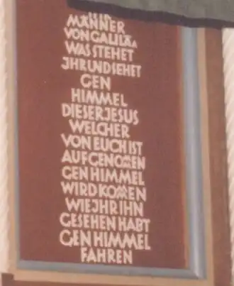 Zentral unterhalb des Pultes die Passage aus der Ankündigung vom Himmelfahrtstag (Apg 1,11&nbsp;EU)