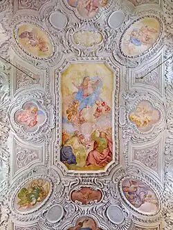 Die reich verzierte Langhausdecke