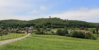 Südostansicht des Buchberges mit der Buchbergwarte. Am Fuß des Buchberges links die Ortschaft Burgstall und rechts die Ortschaft Oed.