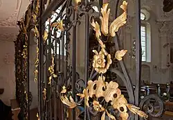 Das schmiedeeiserne Trenngitter