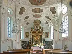 Der Innenraum mit Hochaltar