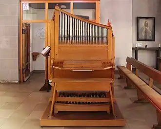 Kleine Orgel im Durchgang zwischen Kirche und Kapelle