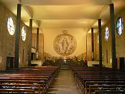 In den Nischen der Seitenwände befinden sich die Kreuzwegstationen, welche 1944 vom Künstler August Bläsi (1903–1979) in Flachrelieftechnik aus englischem Zement gefertigt wurden.