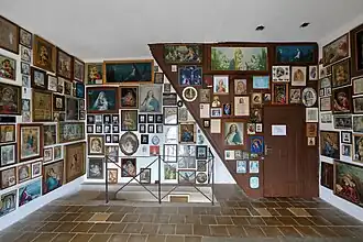 Stiegenhaus mit Heiligenbilder im linken Kirchturm