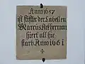 Inschriftentafel an der Chorlaibung über den Stifter