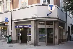 Mariatorget, Stockholm: In ein Wohnhaus integrierter Stationszugang