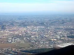 Luftaufnahme von Maribor, im Hintergrund die Windischen Bühel (Slovenske Gorice)