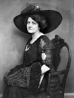 Marie Luise Becker mit aufwendigem textilen, pelzverbrämten Muff (1911)