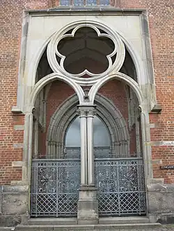 Westportal der Lübecker Marienkirche, mit feinen Sandsteinarbeiten beiderseits in der Vorhalle