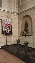 Marienaltar Pfaffenwiesbach mit neobarocker Marienstatue und Rosenkranzfahne