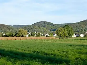 Marienberg und vorgelagerter Heiligenberg (mit Goldenem Kreuz)