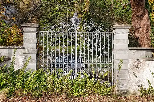 Tor mit Wappen und Emblem der Krone