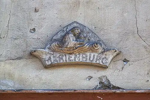 Christliches Emblem am Eingang zur Schreinerei erinnert an die Handwerker-Brüder