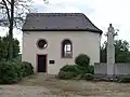 Marienkapelle von Süden, rechts Gefallenendenkmal für die Gefallenen des Ersten und Zweiten Weltkrieges