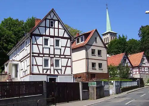Partie mit Marienkirche im historischen Ortskern Seckbachs an der Wilhelmshöher Straße