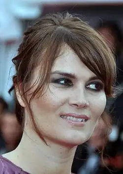 Marina Hands (Inès)