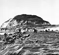 Marines der 5. Division in der Landezone, im Hintergrund der Suribachi