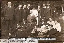 Sitzend in der Bildmitte: Markenhof-Gründer Konrad Goldmann