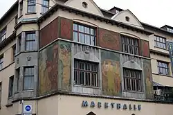 Wandmalereien am linken Risalit der Hauptfassade