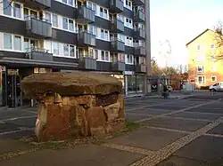 Marktplatz Jürgenohl mit der Skulptur Kopf von Reinhard Buxel (1985)