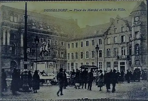 Rathaus ohne Turmhelm und Ziergiebel über den vier Säulen (vor 1914)