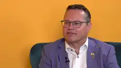 Mann sitzt rechts und Blick nach links