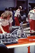 Ingenieure am M23E ohne Motorabdeckung; Sao Paulo, 1977
