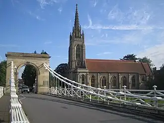 Hängebrücke und Allerheiligenkirche in Marlow